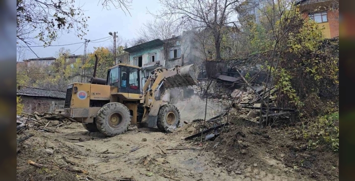 Karabük'te metruk binada çıkan yangın paniğe neden oldu
