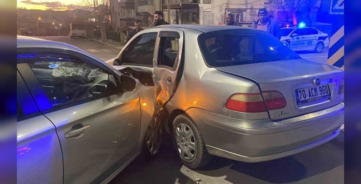 Karaman'da feci kaza: İki otomobil çarpıştı, 6 yaralı