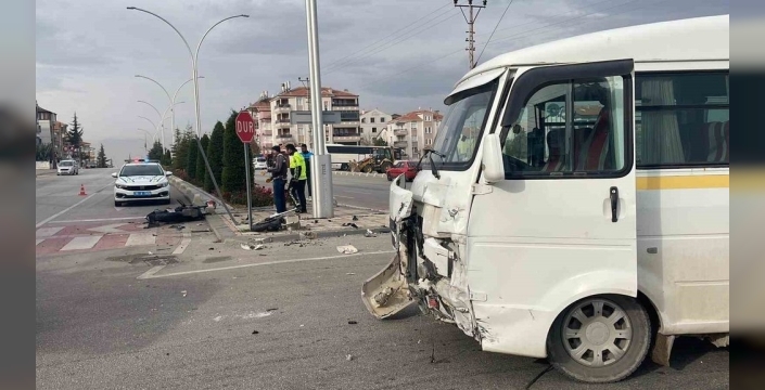 Karaman'da şok edici kaza: Motosiklet paramparça oldu, genç kadın ağır yaralandı