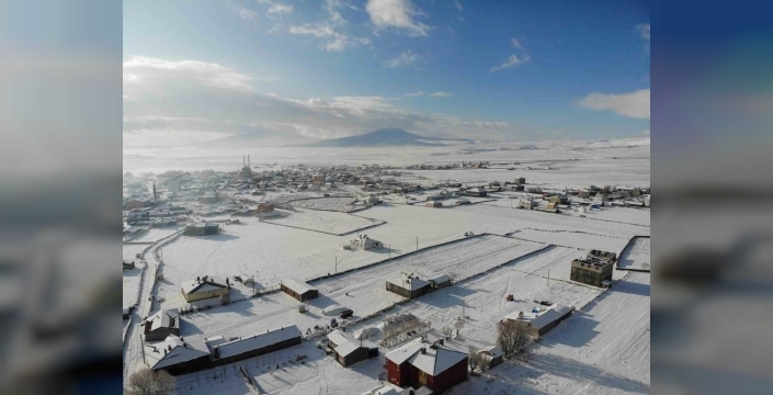 Kars beyaza büründü, buzlanan yolda tır mahsur kaldı
