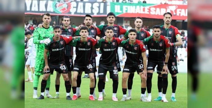 Karşıyaka, Bornova 1877'yi 3-1 ile geçti