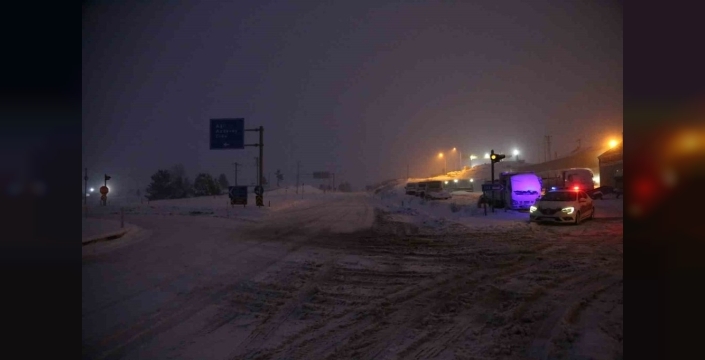 Kastamonu'da kar esareti: Yollar kapandı, okullar tatil!
