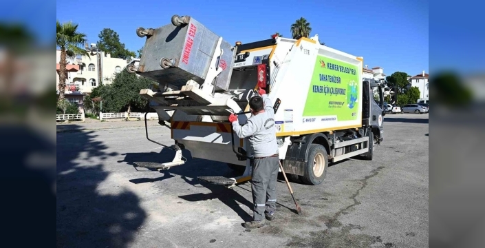 Kemer'de Koku ve Hijyen Derdine Son: Çöp Konteynerleri Özel Yıkama Aracında Temizleniyor