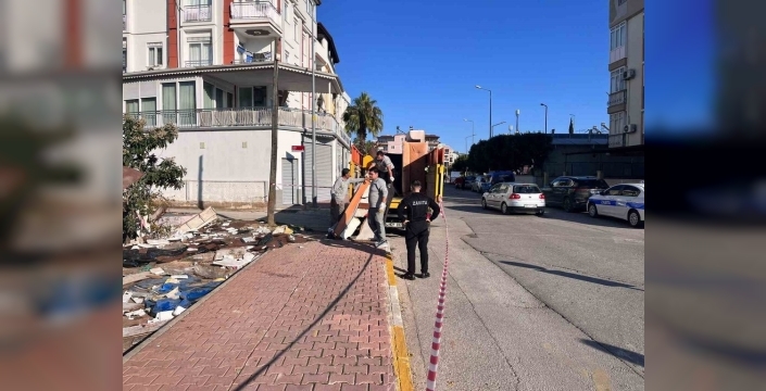 Kepez'de müstakil ev çevresinden 2 kamyon çöp ve hurda toplandı