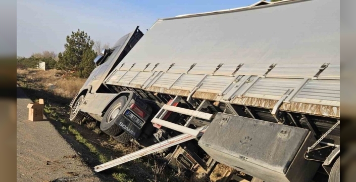 Kırıkkale'de tır devrildi: 5 büyükbaş hayvan telef oldu