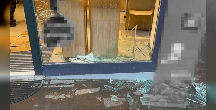 Kırmızı Işıkta Beklerken Dükkana Daldı: Sürücü Kayıplara Karıştı