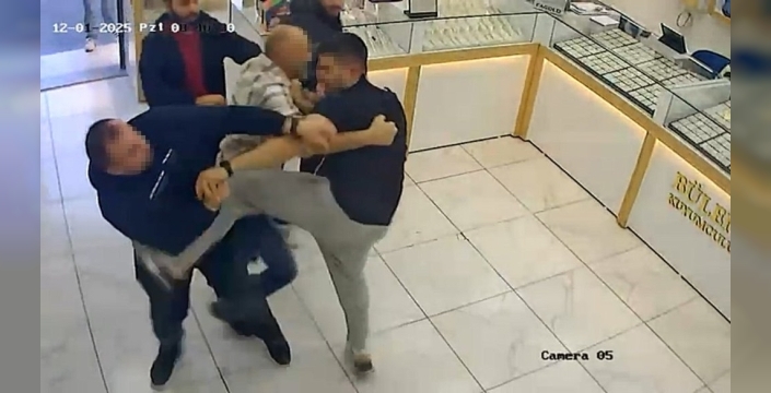 Kuyumcuların müşteri kavgası kameralara yansıdı