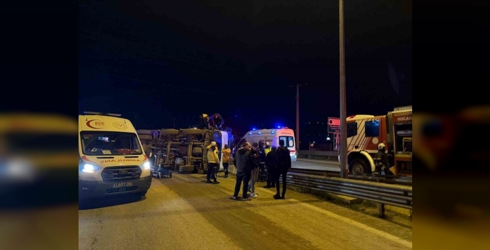 Kuzey Marmara Otoyolu'nda beton mikseri devrildi, 2 kişi yaralandı