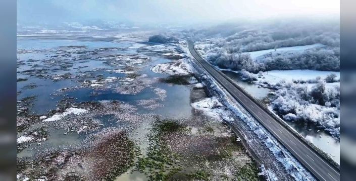 Ladik Gölü, kar yağışıyla beyaz gelinliğini giydi