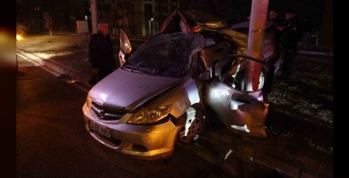 Malatya'da feci kaza: Kontrolden çıkan araç trambüs direğine çarptı, 1 can kaybı