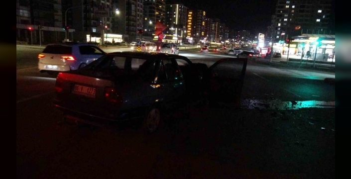 Malatya'da tır ile otomobil çarpıştı: 3 kişi yaralandı