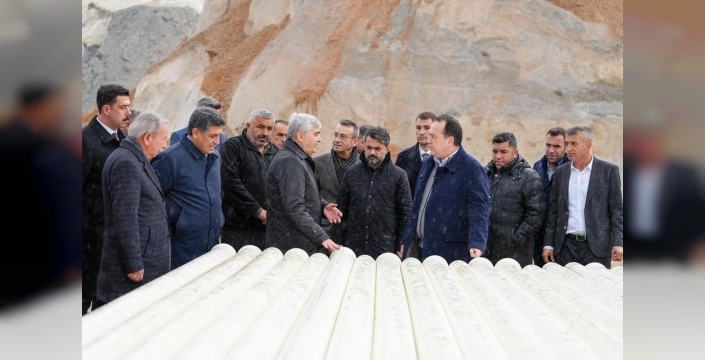 Manisa'dan çiftçilere can suyu: Kooperatiflere süt tankı ve sulama boruları teslim edildi