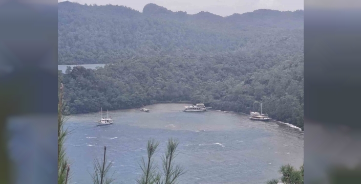 Marmaris'te fırtına korkusu: Üç tekne karaya oturdu