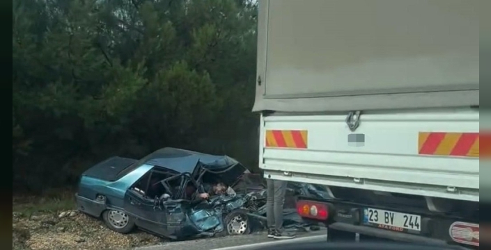 Menderes'te korkunç kaza: Kamyonet ve otomobil kafa kafaya çarpıştı, 2 can yitirildi