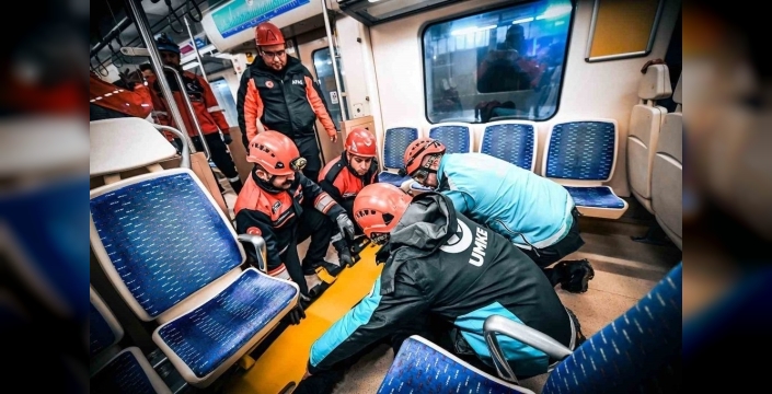 Menemen İZBAN istasyonunda deprem tatbikatı: Gerçekçi senaryo ile hazırlık yapıldı