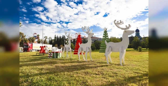 Mersin, geri dönüşümden yaratılan yeni yıl süsleriyle ışıldıyor