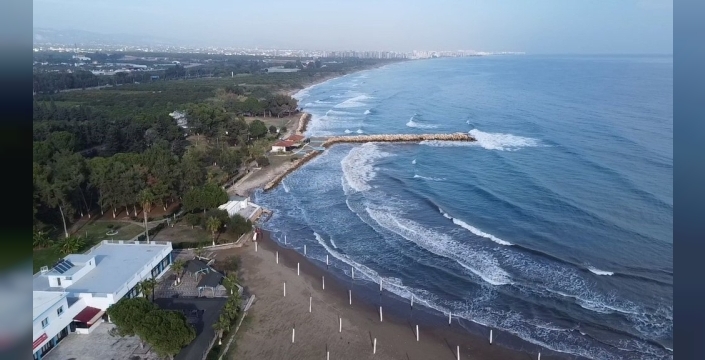 Mersin sahillerini dev dalgalar vurdu, vatandaşlar ıslandı