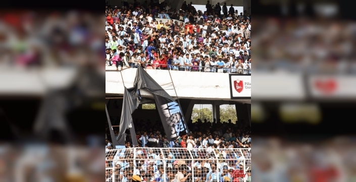 Messi'yi göremeyen Hintli taraftarlar stadyumu harabeye çevirdi