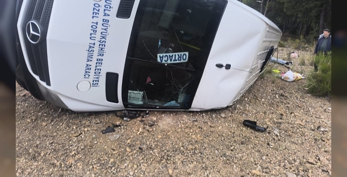 Muğla'da yağmur kabusa dönüştü: Yolcu minibüsü devrildi, 3 kişi yaralandı!