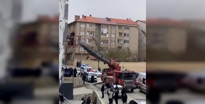 Muş'ta apartmanda korku dolu anlar: Kapı kırıldı, hayat kurtarıldı