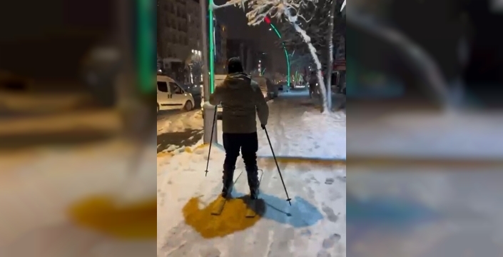 Muş'ta kar sürprizi: İstasyon Caddesi'nde kayak yapan gençler ilgi odağı oldu