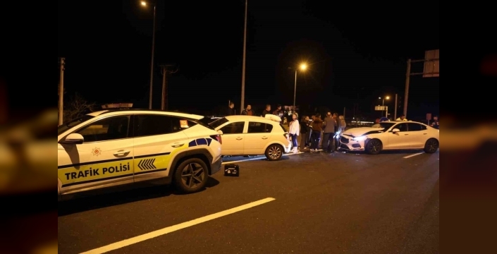 Nevşehir'de kırmızı ışık ihlali şok etti: Güvenlik kamerası kaza anını saniye saniye kaydetti, 2 kişi yaralandı