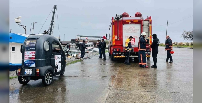 Ordu'da balıkçı teknesi su alıyor, itfaiye ekipleri son anda batmayı önlüyor