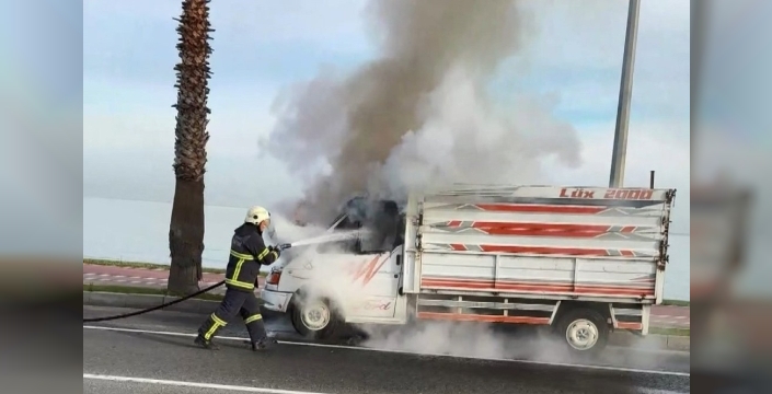 Ordu sahil yolunda seyir halindeki kamyonet alevlere teslim oldu