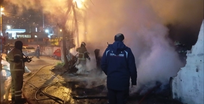 Osmangazi'de gece yarısı baraka alevlere teslim oldu: Bir kişi yaralandı