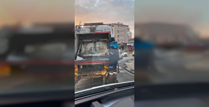 Pendik'te temizlik görevlisinden duygusal anlar: Bağlama çaldı