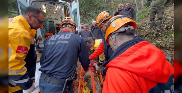 Rize'de ağaç keserken başına gelen kaza: Vatandaş uçuruma yuvarlandı