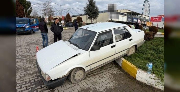 Safranbolu'da kamyonet otomobile çarptı, 2 kişi yaralandı