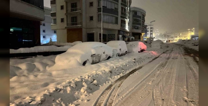 Safranbolu'da kar yağışı araçları görünmez hale getirdi