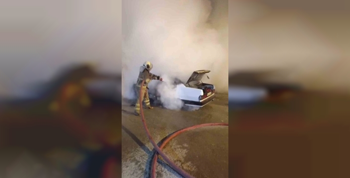 Safranbolu'da park halindeki araç gizemli bir şekilde alev aldı