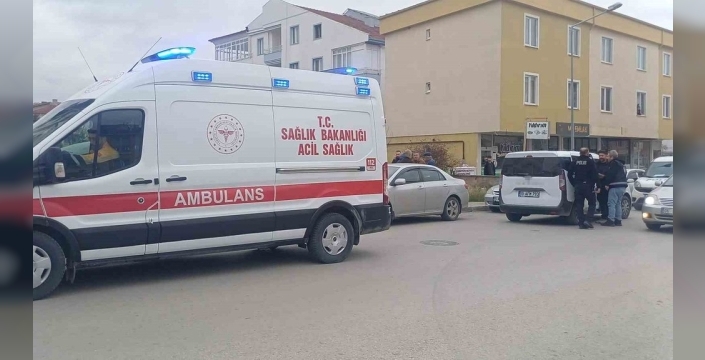 Şakalaşırken bıçağın üzerine düşen genç hastanelik oldu