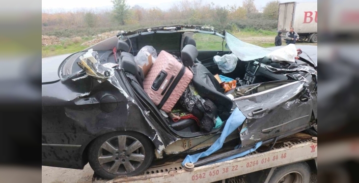 Sakarya'da tıra arkadan çarpan araç kağıt gibi ezildi: 1 can kaybı, 1 yaralı