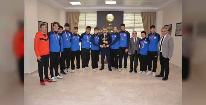 Şampiyon voleybolculardan Kaymakam Odabaş’a anlamlı ziyaret