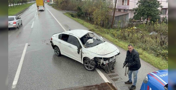 Samsun'da kontrolden çıkan otomobil takla attı, 3 kişi yaralandı