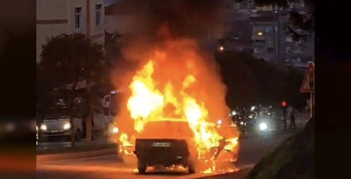 Samsun'da seyir halindeki otomobil alev topuna döndü