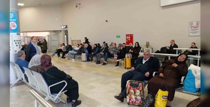 Samsun'da yolcu uçağı martı sürüsüne çarptı, sefer iptal edildi