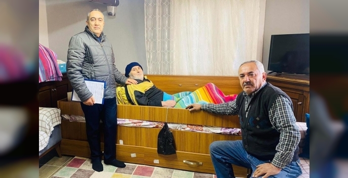 Sarıgöl'de örnek hizmet: Nüfus müdürü yaşlıların kapısını çalıyor