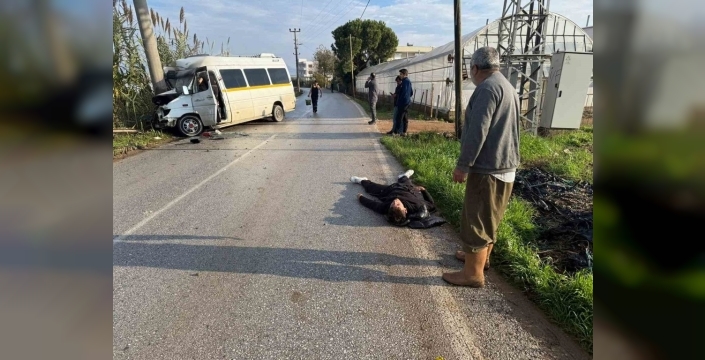 Serik'te minibüs elektrik direğine çarptı: 2 yolcu yaralandı