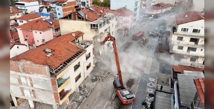 Sındırgı'da depremin ardından yıkılan binaların molozları temizleniyor