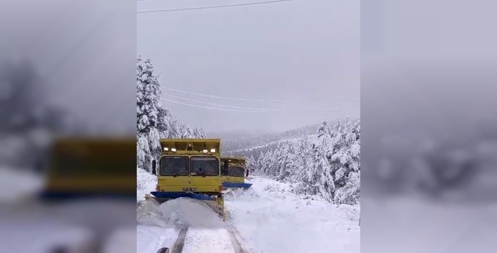 Sinop'un zirveleri beyaza büründü: Ekipler yolları açık tutmak için seferber