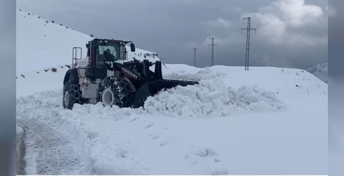 Şırnak beyaza büründü: Yarım metreyi aşan kar ulaşımı felç etti