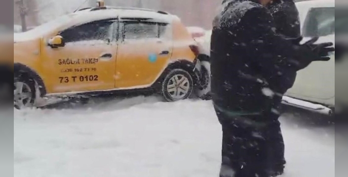 Şırnak'ta buzlanma zincirleme kazaya yol açtı, trafik polisi aracı da kazaya karıştı