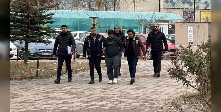 Sivas'ta ağabeyini bıçaklayarak öldüren zanlı adliyeye sevk edildi