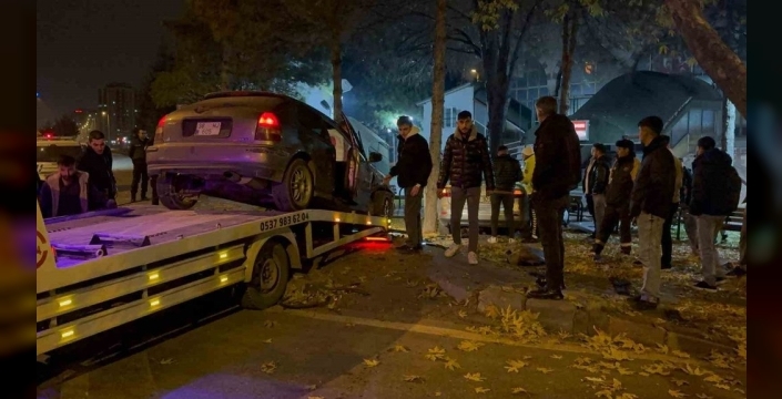 Şok kaza: Otomobiller cami bahçesine daldı, yaralı yok!