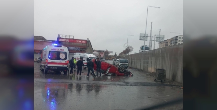 Tatvan'da ölüm kavşağı yine can aldı: Otomobil köprüden uçtu, 2 yaralı!