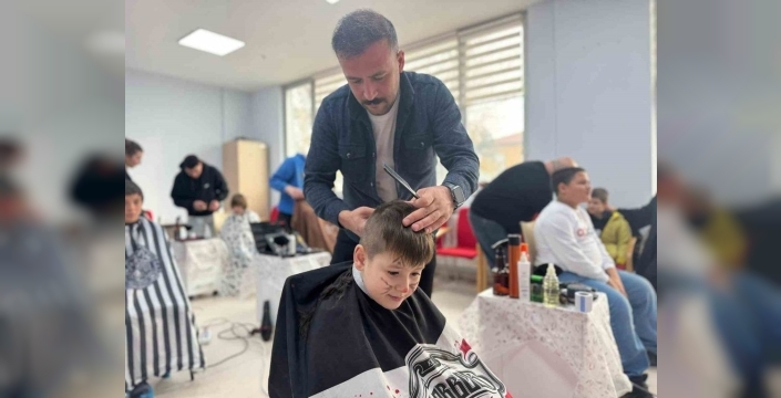 Tavşanlı'da berberler ve kuaförler engelli çocukların yüzünü güldürdü
